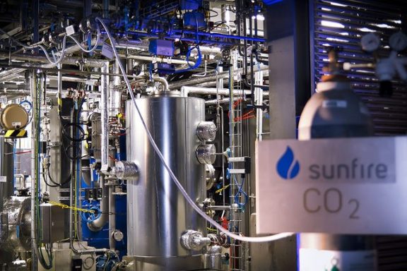 Первый в мире завод по сбору углекислого газа