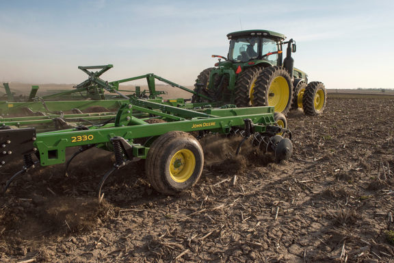 Обработка почвы с John Deere