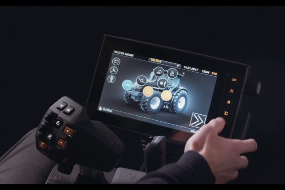 Valtra Smart Touch — управление трактора подлокотником